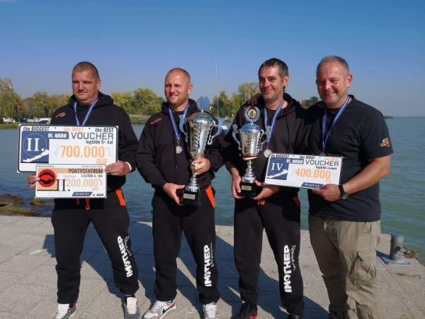 Štamber Lajoš (druhý zprava), který pracoval pro IMOTHEP carpbaits do roku 2020 a hájil maďarské barvy s výbornými výsledky, za které mu moc děkuji.